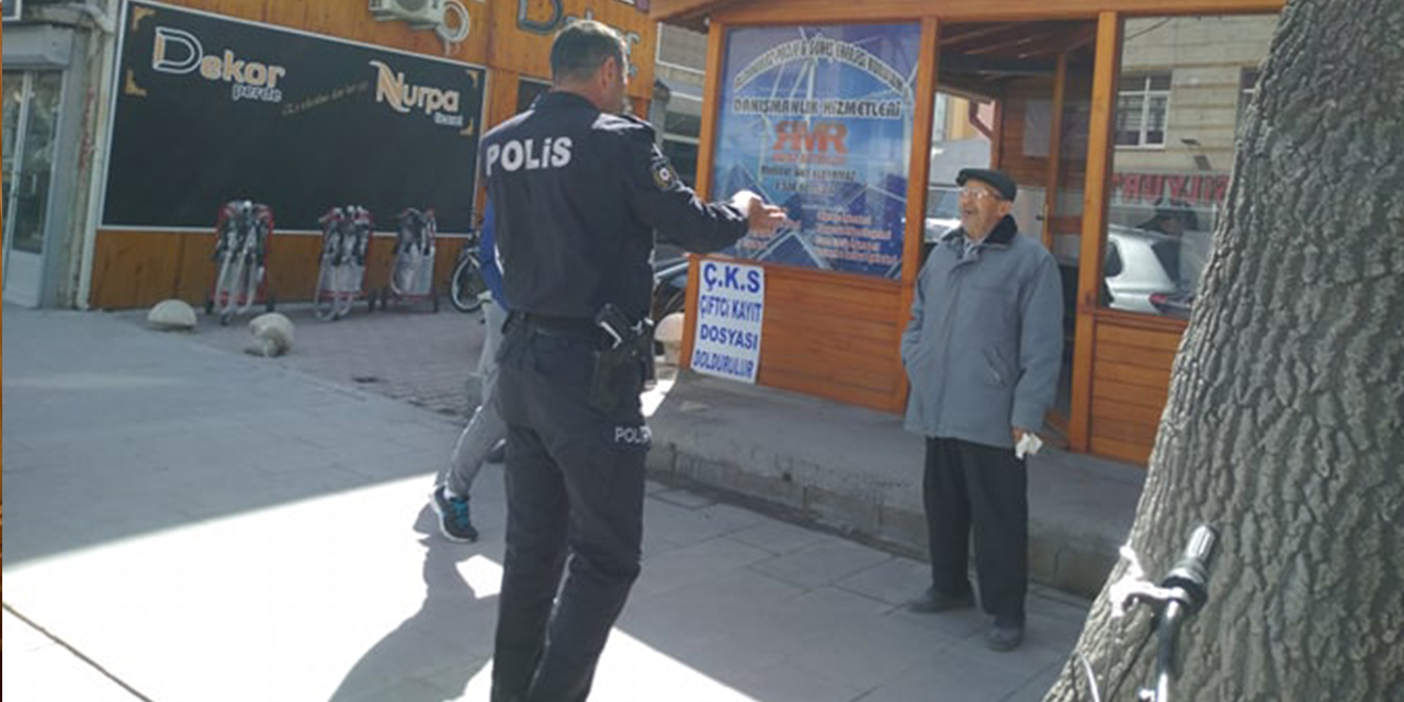 Yaşlı adamı polis hastaneye götürdü