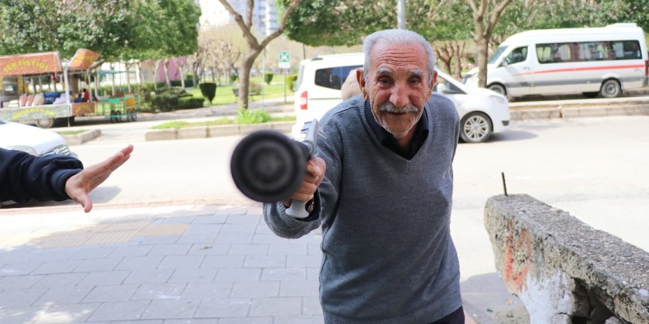 Eve gitmemek için bastonuyla direndi