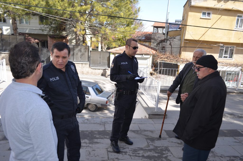 Kırşehir, Kayseri ve Niğde'de sokağa çıkan yaşlılar ekiplerce uyarılarak evlerine gönderildi