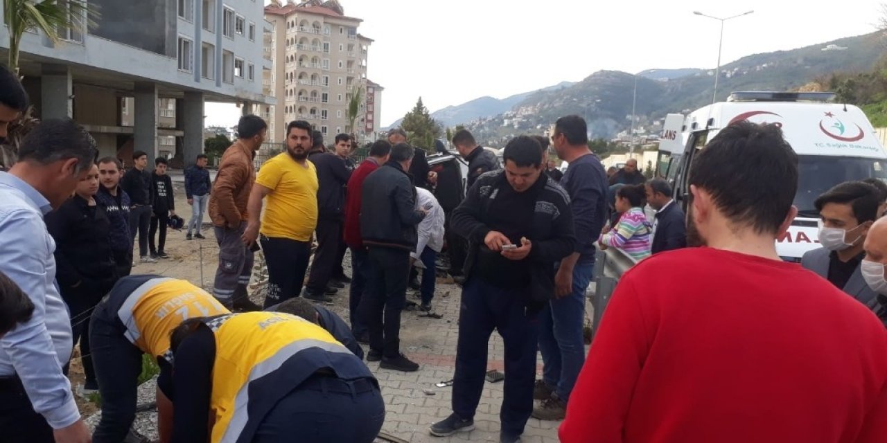 Alanya’da feci kazada baba öldü, oğlu yaralandı