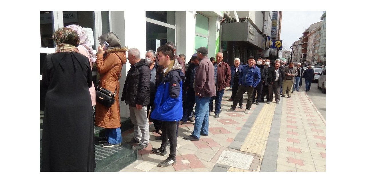 Banka önlerinde metrelerce kuyruk oluştu