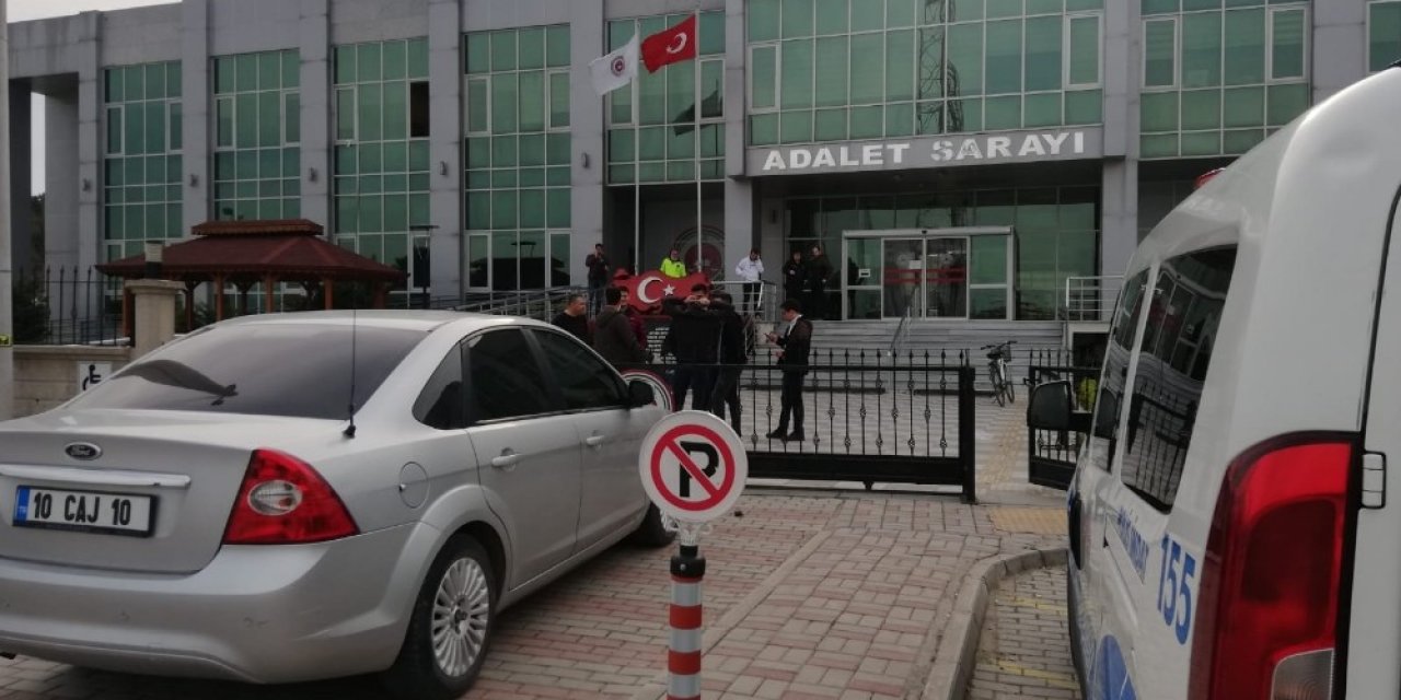 Adliye önünde silahlı kavga: 3 yaralı