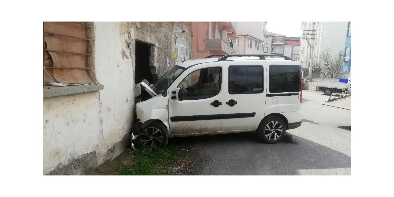 Direksiyon başında şeker komasına giren yaşlı adam duvara çarptı