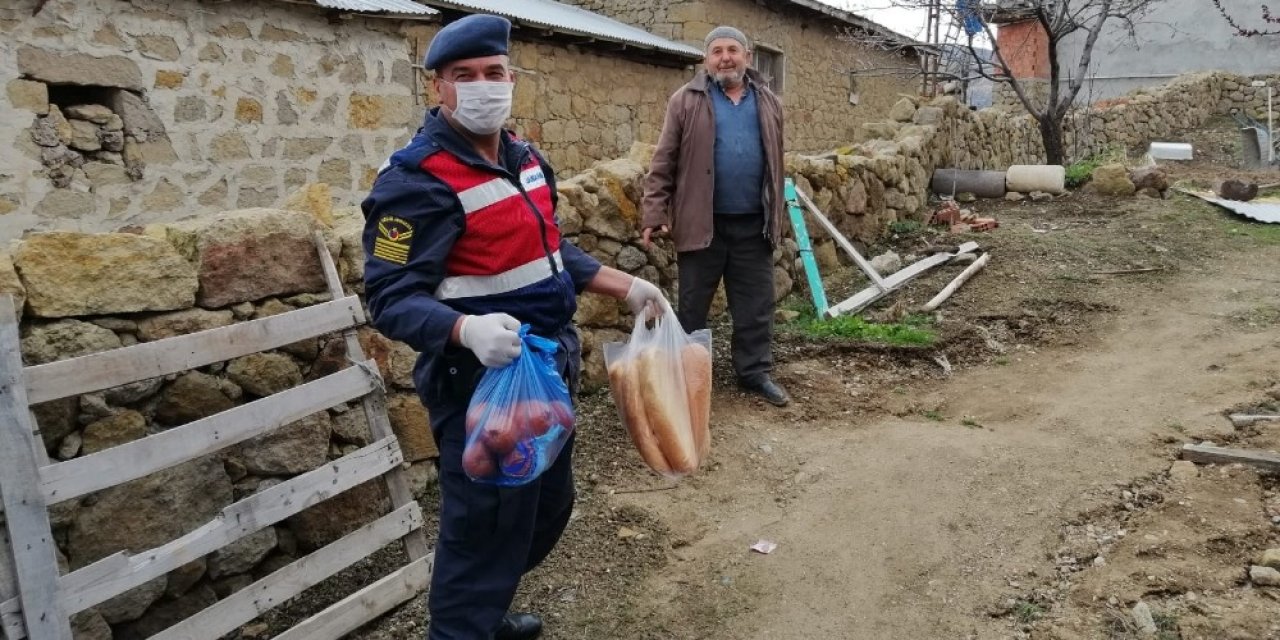 Jandarma ekiplerinden 65 yaş üstüne vefa