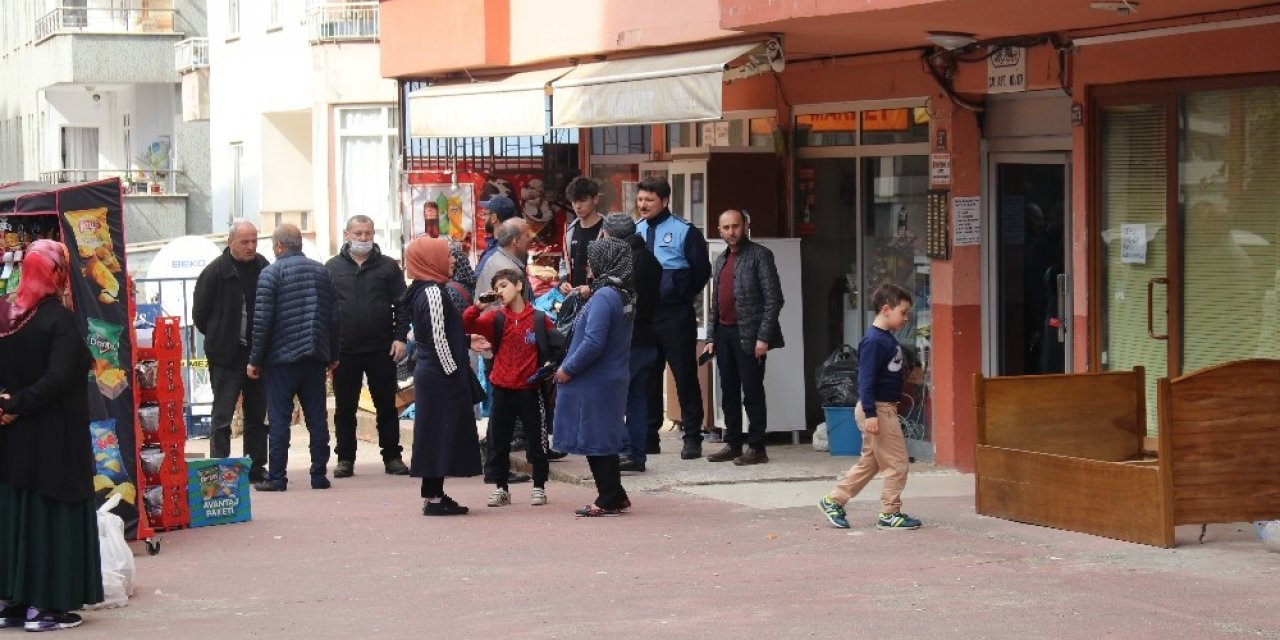 Tahliye edilen 10 katlı binada oturanlar özel izinle eşyalarını almaya başladı