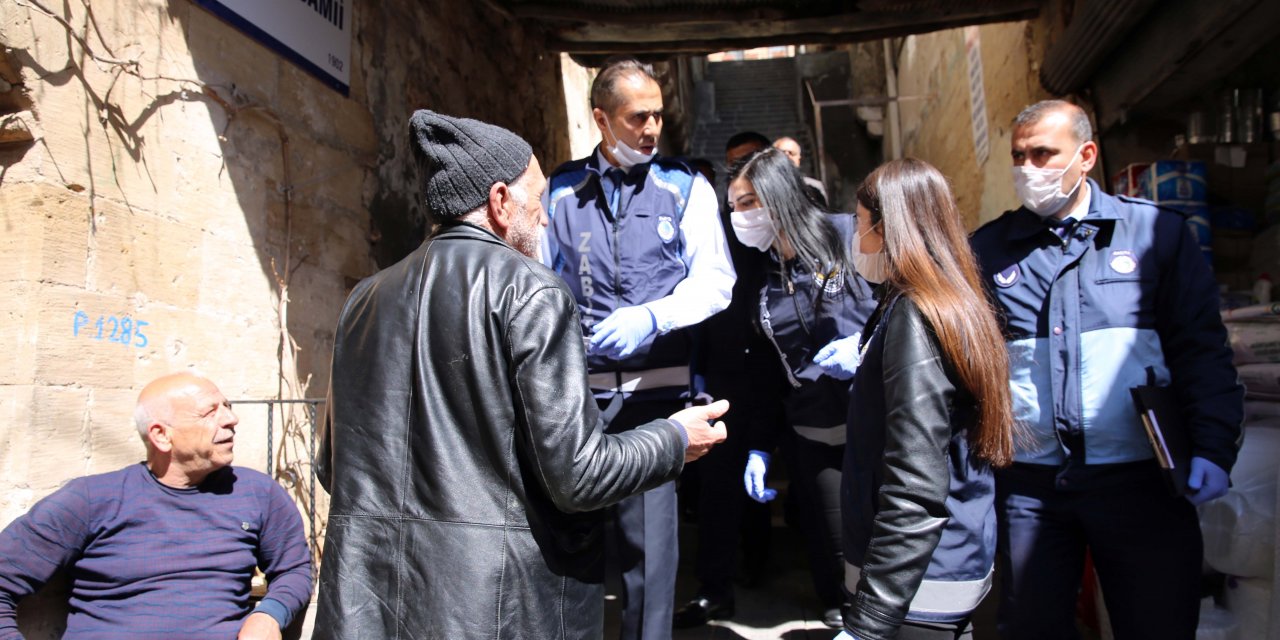 Koronavirüse karşı fedakarca çalışan sağlık personeline moral için tatlı ikram edildi