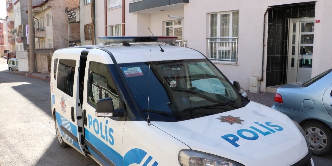 Sahte polis yaşlı kadını dolandırdı
