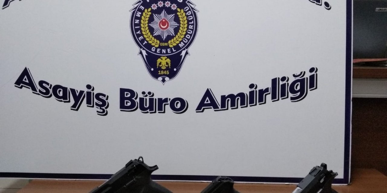 Durdurulan araçta 3 silah ele geçirildi