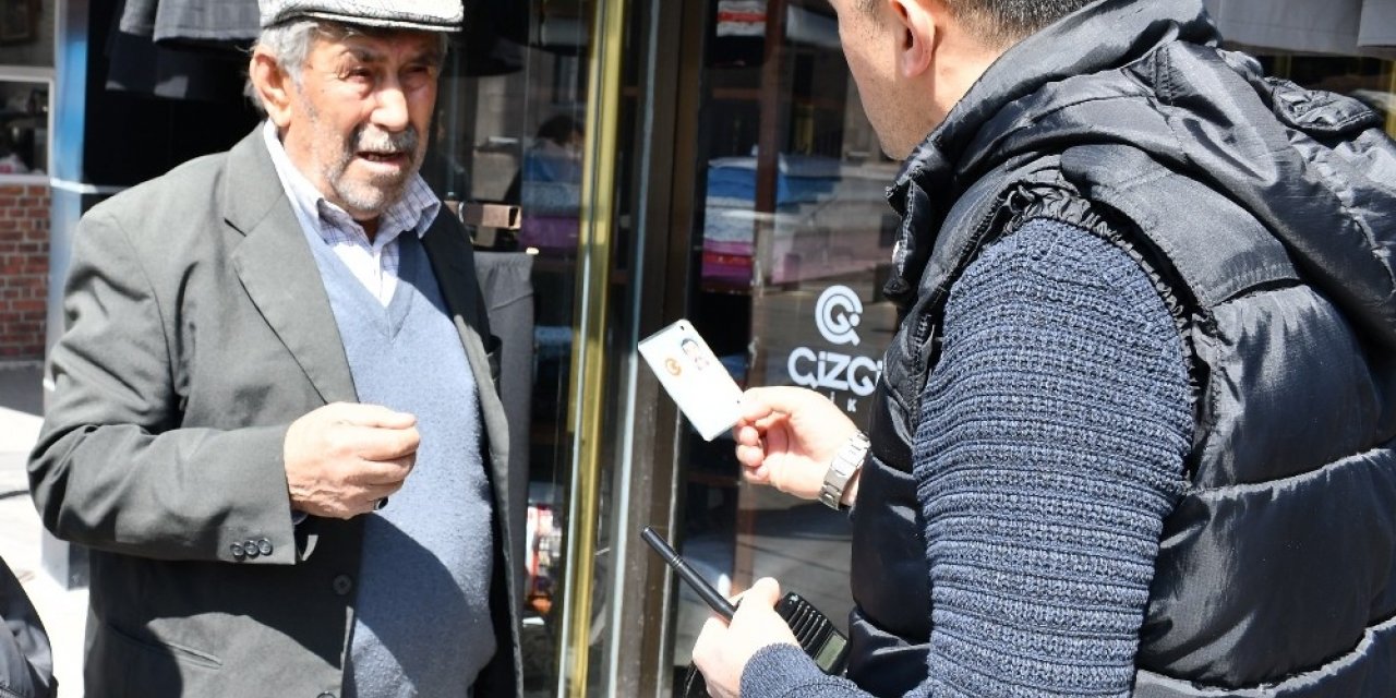 Aksaray’da polis kimlik ve kuyrukta mesafe kontrolü yaptı