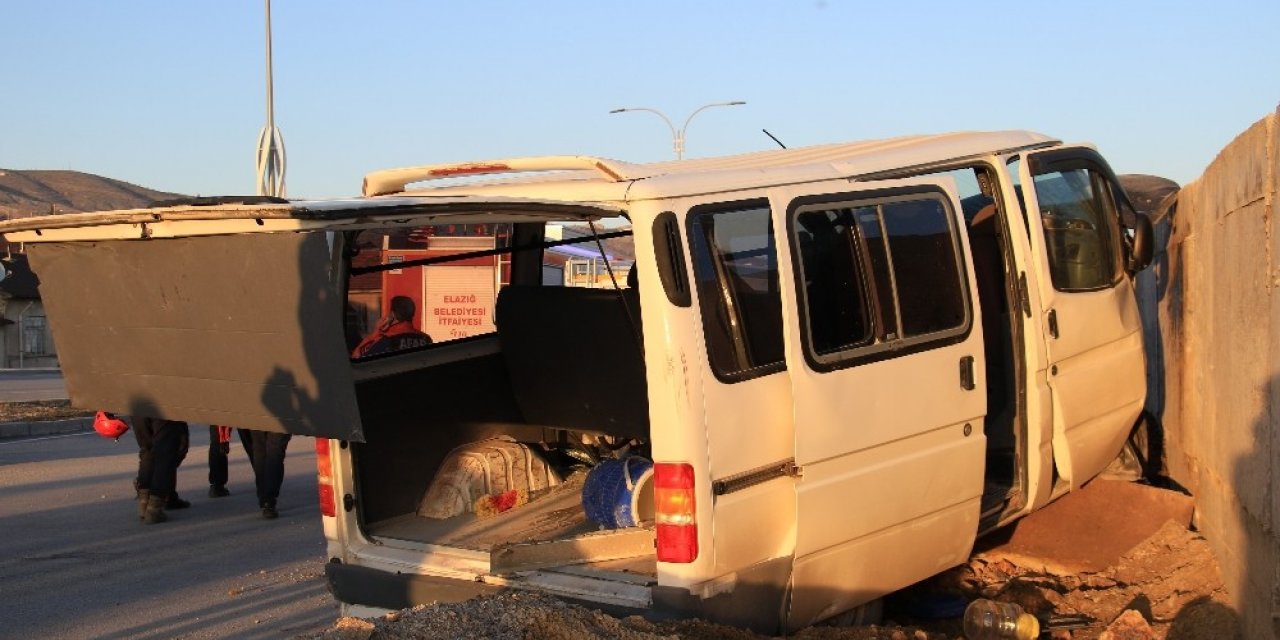 Elazığ’da işçi servisi beton bloka çarptı: 9 yaralı