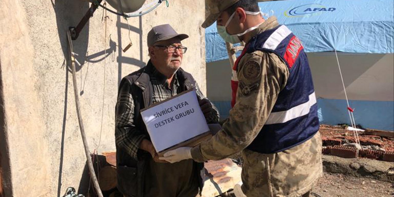 Elazığ'da jandarma, koronavirüse karşı yaşlı ve hastalara yardım eli uzatıyor
