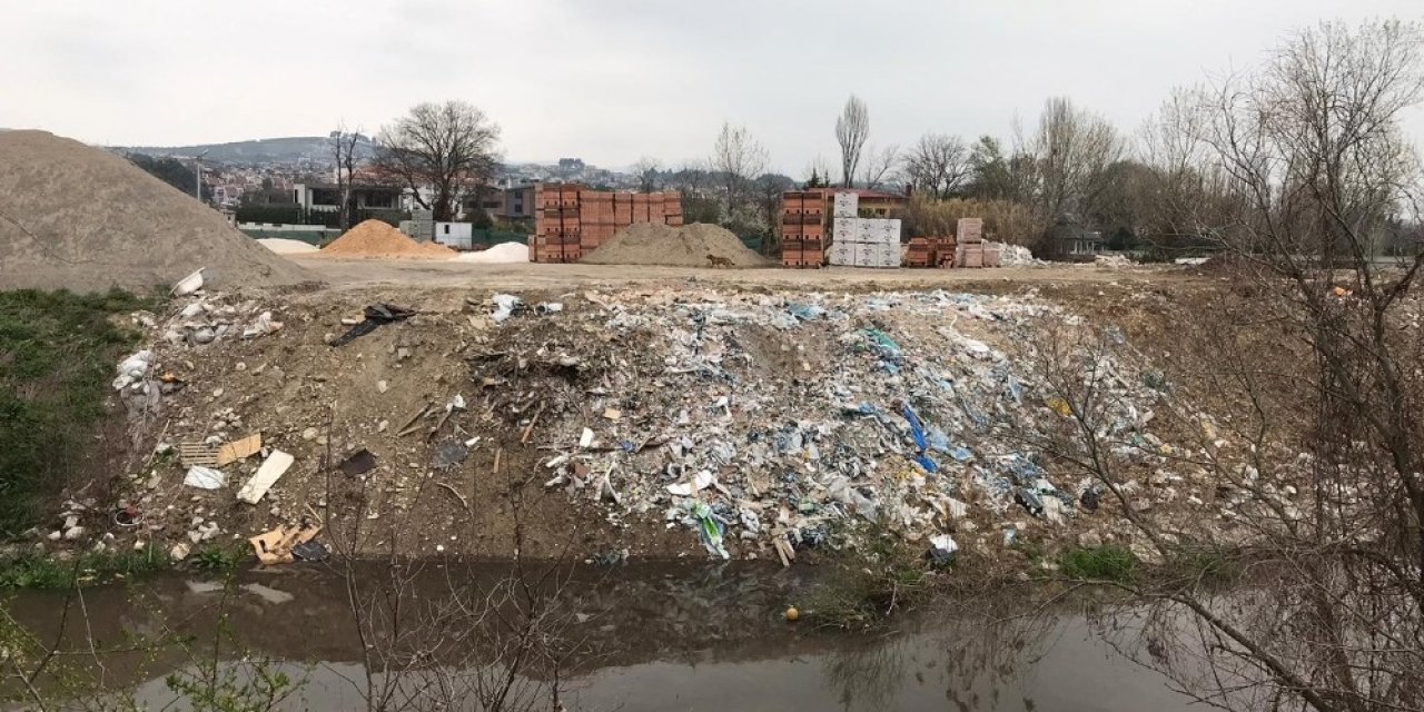 Kaçak moloz döken şirkete 265 bin 467 liralık ceza