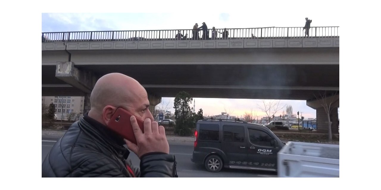 Bıçakla köprüye çıkan genci polis, telefon görüşmesiyle ikna etti