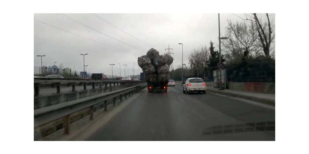 Aşırı yüklenen kamyon görenleri şaşkına çevirdi
