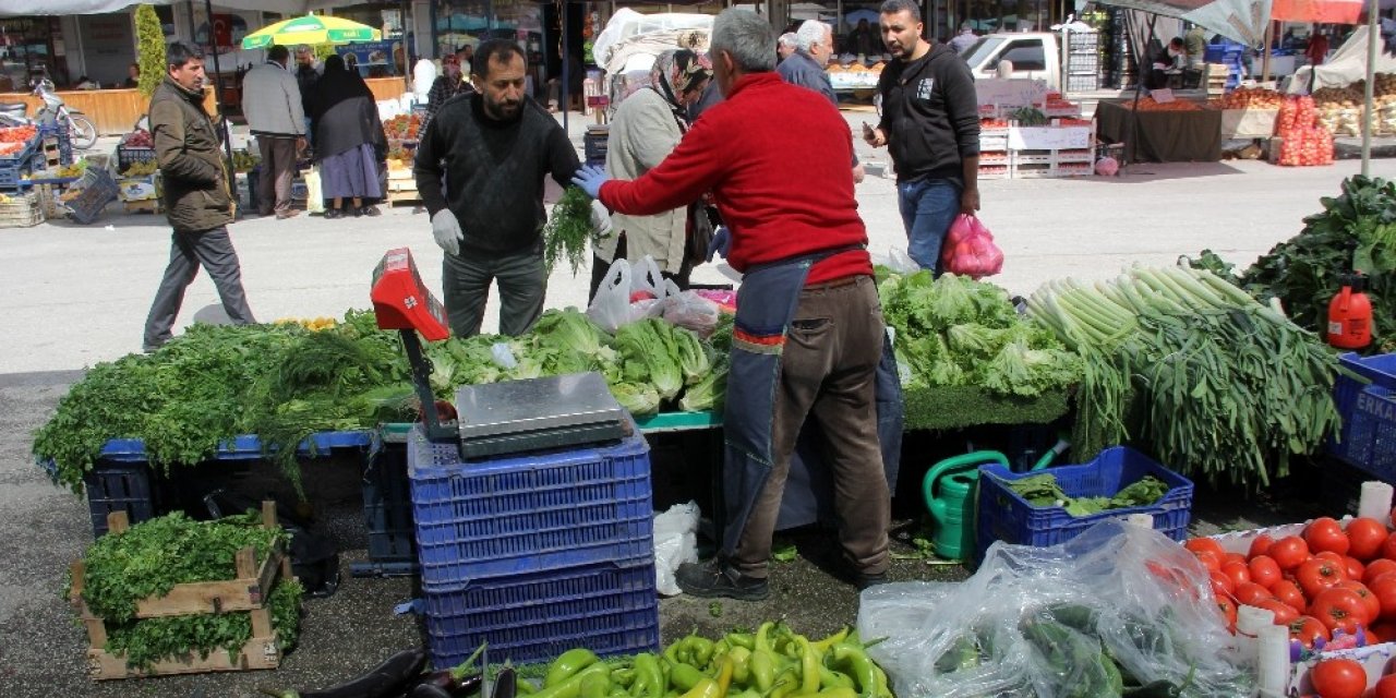 Korona pazarda sebze, meyve fiyatlarını düşürdü patates ve sarımsak zamlandı