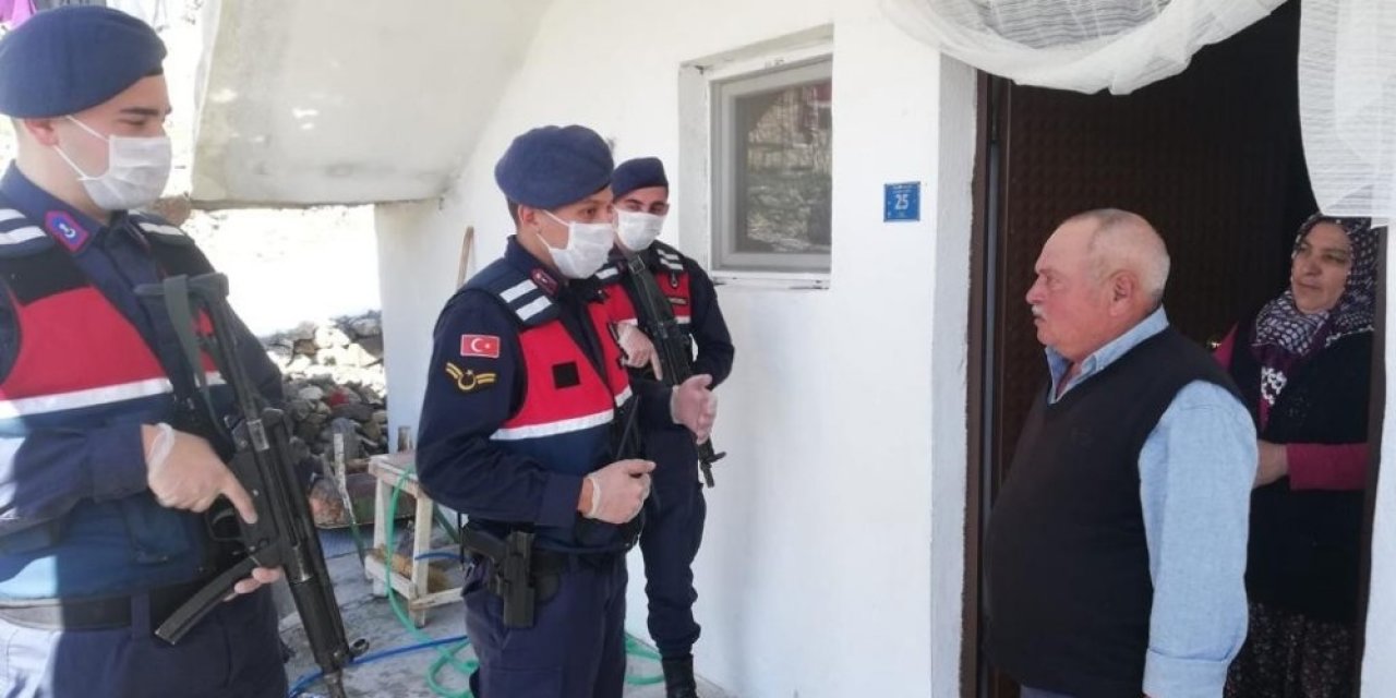 Jandarma 65 yaş üstü vatandaşlara yardım götürdü