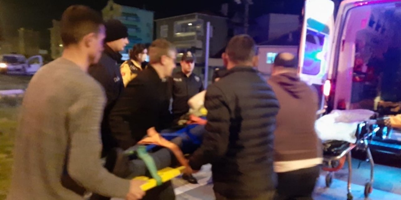 Hafif ticari araç aydınlatma direğine çarptı: 1’i ağır, 2 yaralı