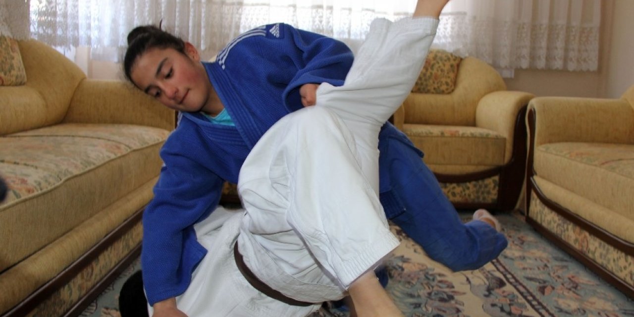 Salonları kapandı, sporu evlerine taşıdılar