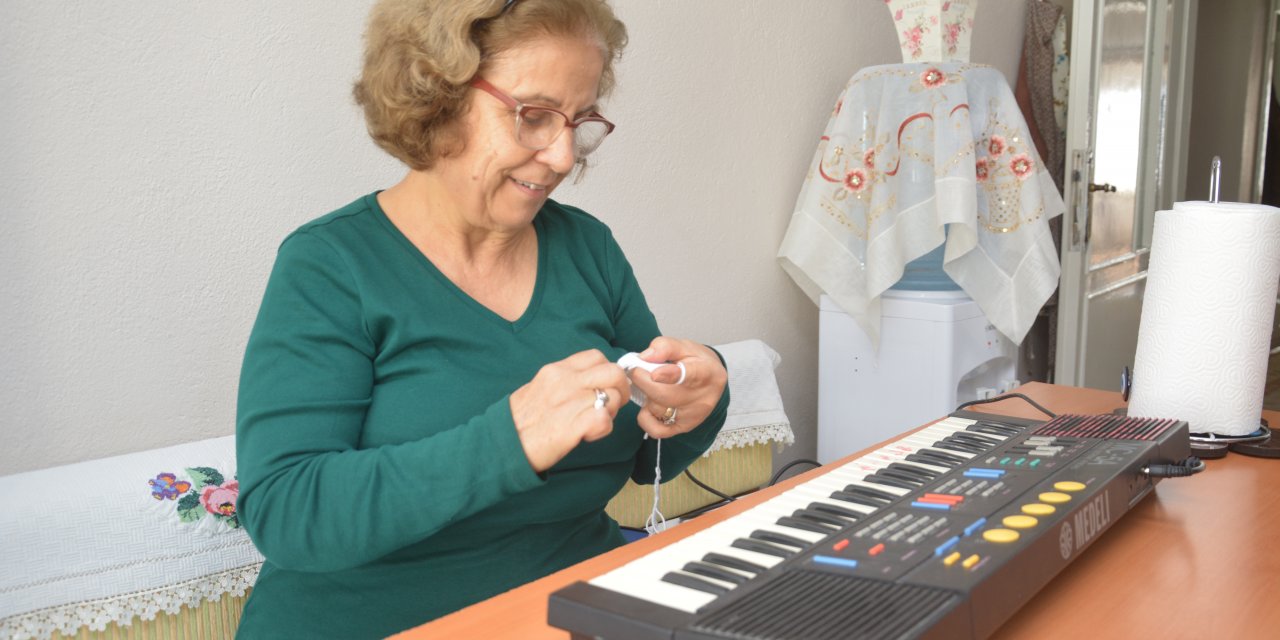 Çocukluk hayali olan piyano çalmayı 65 yaşında öğrendi