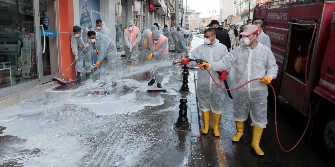 Nevşehir'de cadde ve sokaklarda dezenfekte çalışması sürüyor