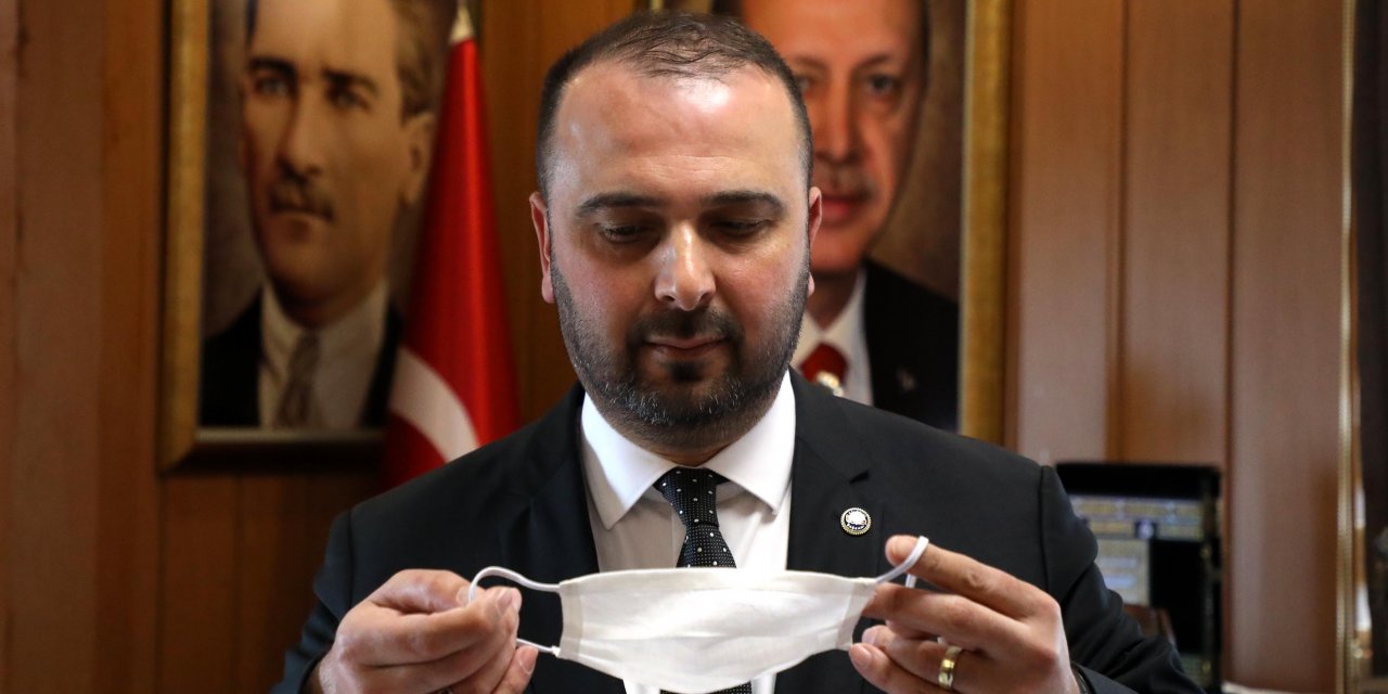 İyidere Belediyesi Rize bezinden yaptırdığı maskeleri ücretsiz dağıtıyor