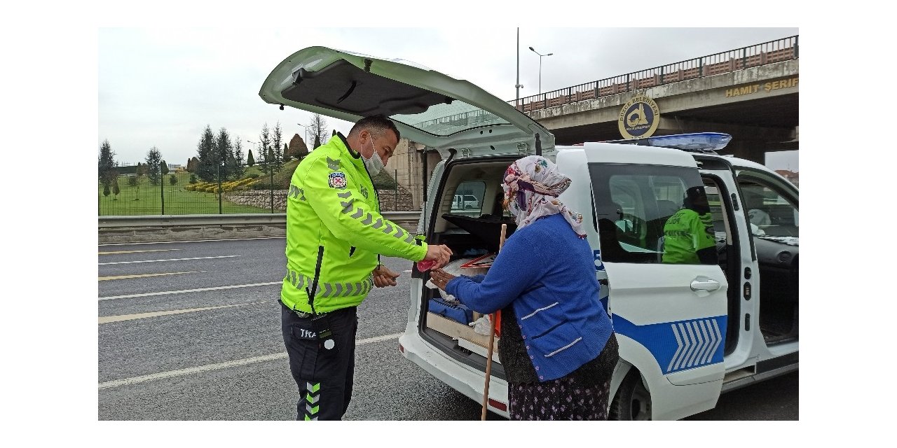 Tanker yangınına bakan trafik ekipleri adres soran yaşlı kadını gideceği yere bıraktı