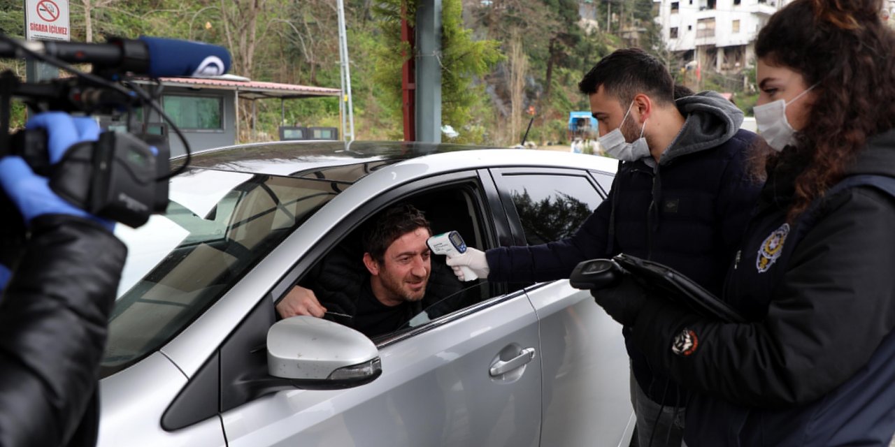 Rize'nin giriş noktalarında koronavirüse karşı sağlık taraması sürüyor
