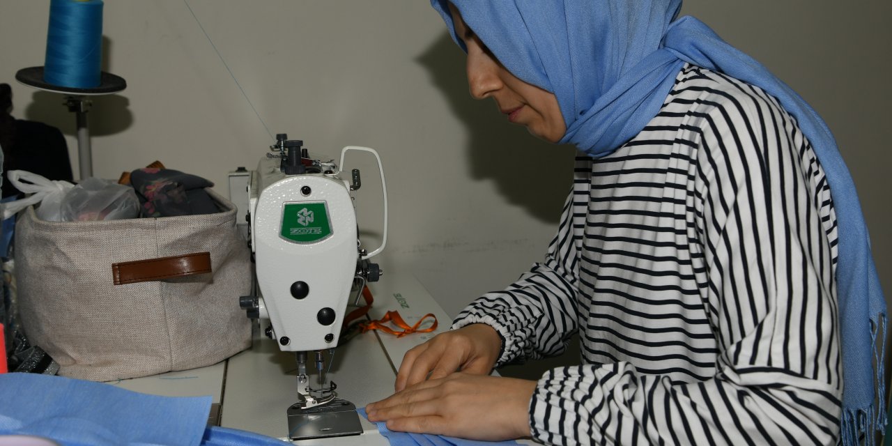 Vefa Sosyal Destek Grubuna gelen talepleri karşılamak için maske üretiliyor