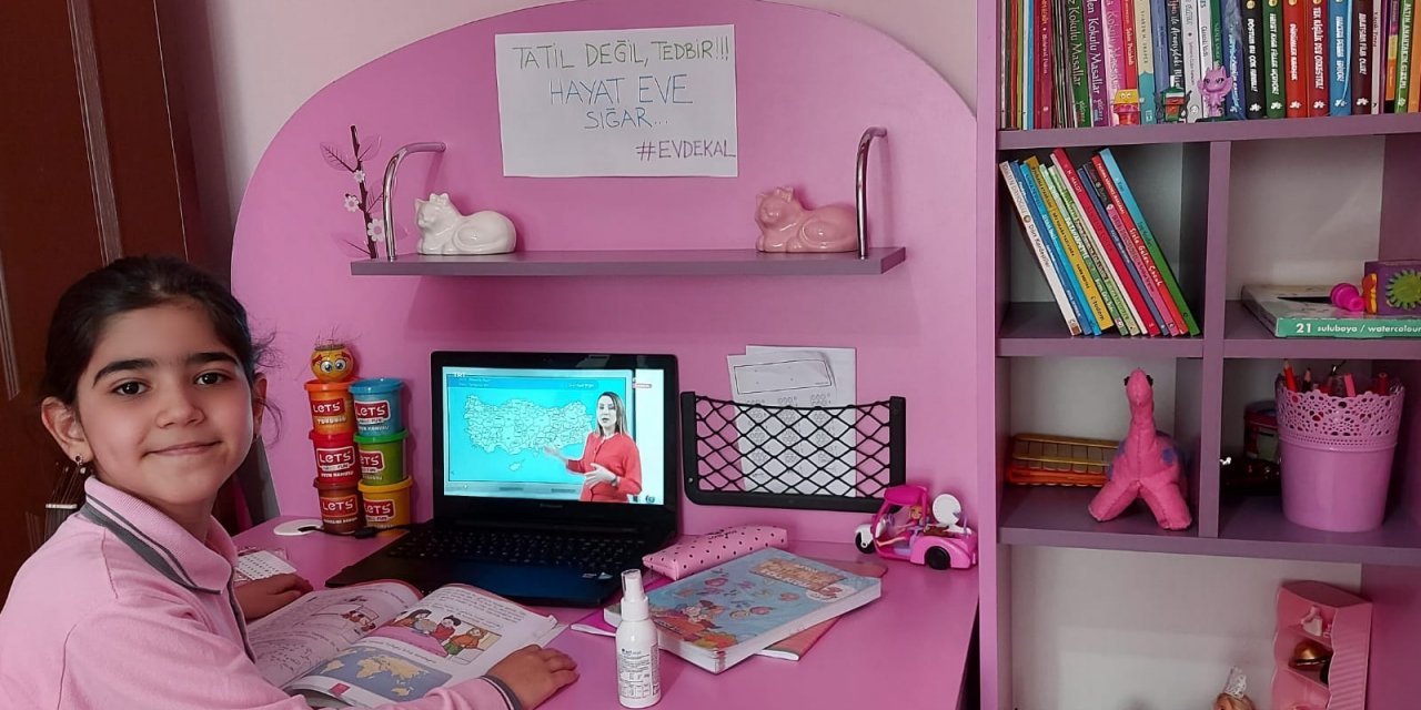 Afyonkarahisar'da EBA TV üzerinden ders dinleyen öğrenciden anlamlı "koronavirüs" mesajı