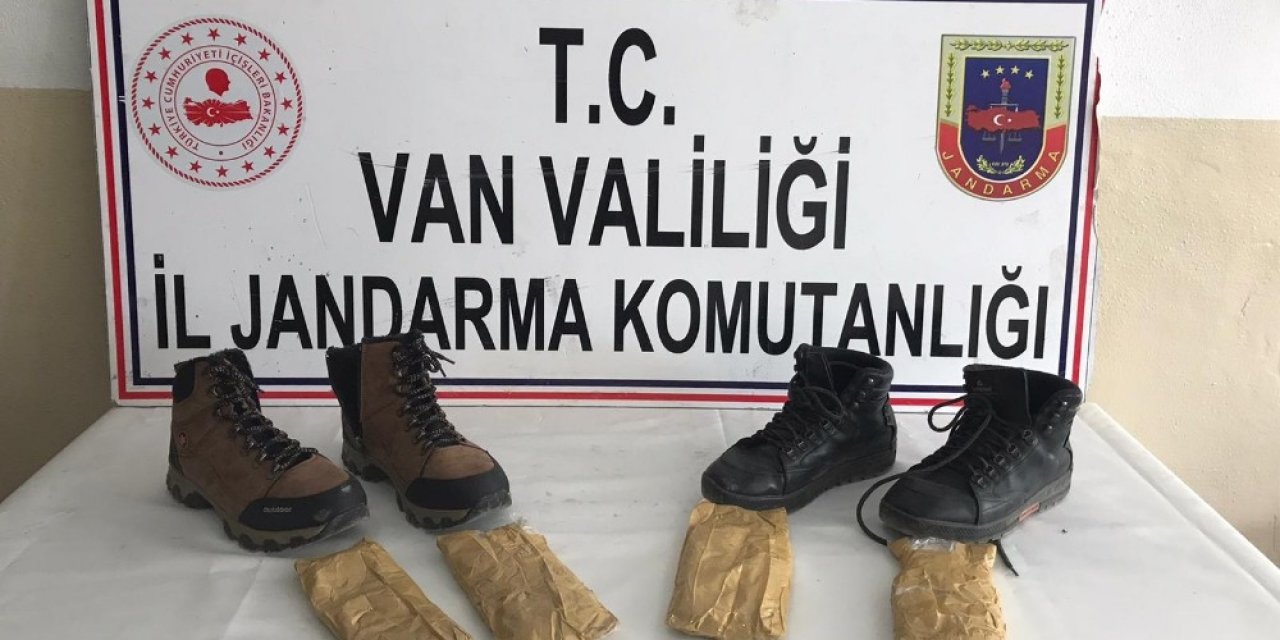 Gürpınar’da ayakkabıya gizlenmiş 1 kilo eroin ele geçirildi