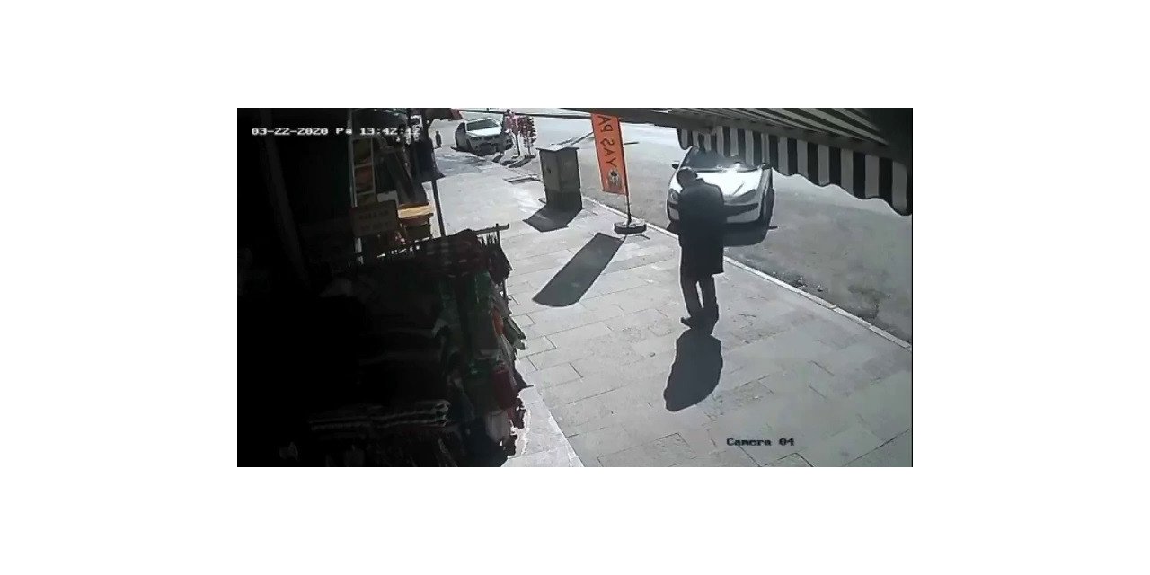 Kaldırımda yürüyen vatandaşın ani ölümü güvenlik kameralarına yansıdı