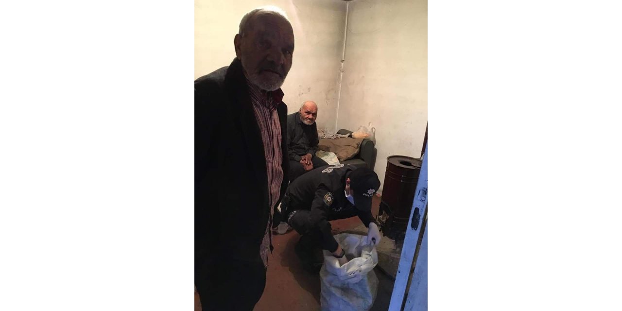 Sinop'ta polis, 65 yaş üstü kardeşler için odun kırarak soba yaktı