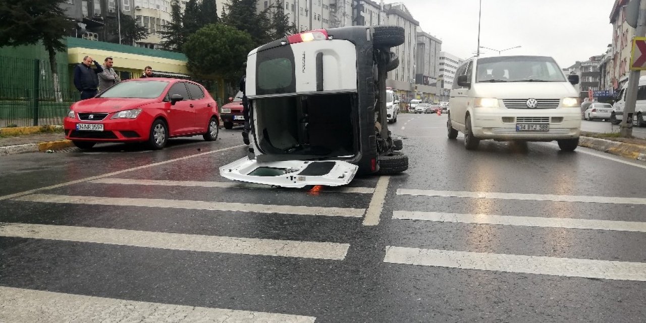 Park halindeki otomobillere çarpan araç takla attı