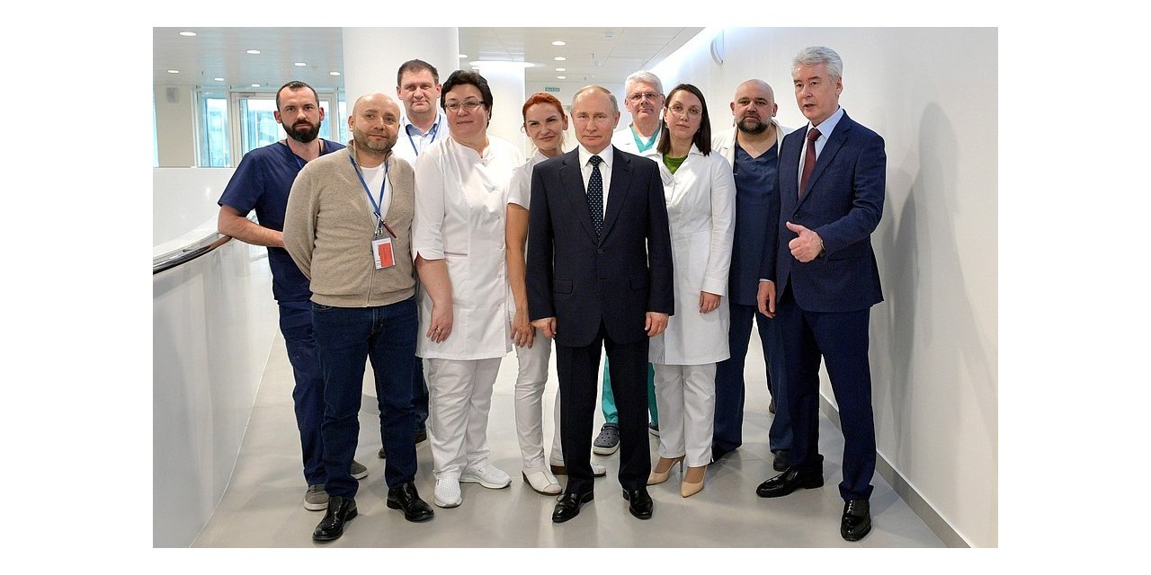 Rusya lideri Putin’den koruyucu tulum ve maskeyle hastaneye ziyaret