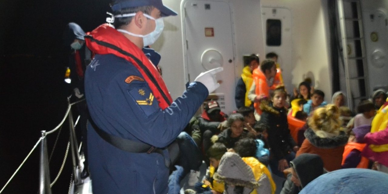Kuşadası Körfezi’nde 29’u çocuk 50 göçmen kurtarıldı