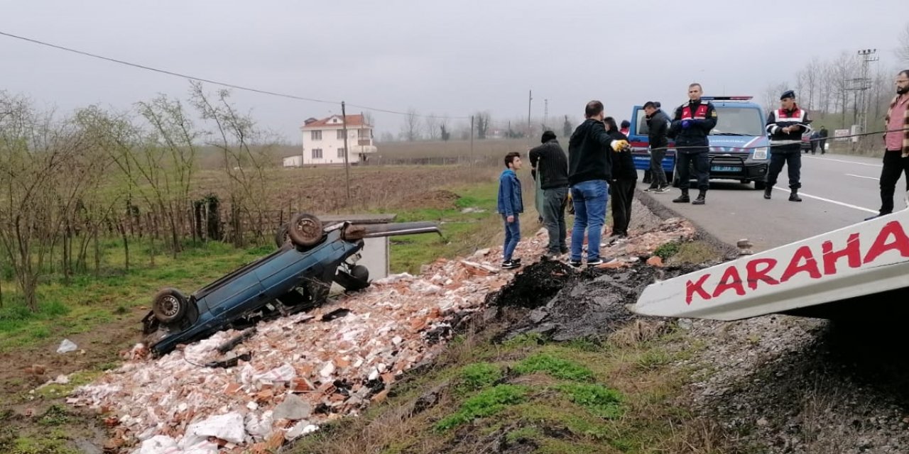 Köpeğe çarpmamak isterken devrilen otomobilin sürücüsü yaralandı