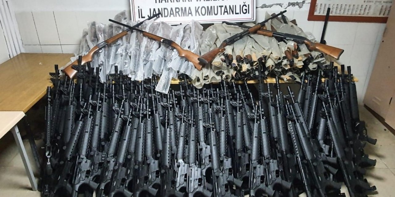 Hakkari’de 1 kilo 300 gram eroin ile 26 adet av tüfeği ele geçirildi