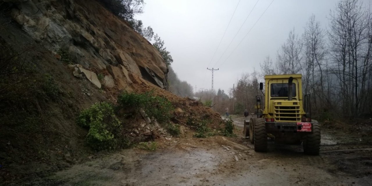 Sinop Türkeli’nin iki köy grup yolunda heyelan meydana geldi