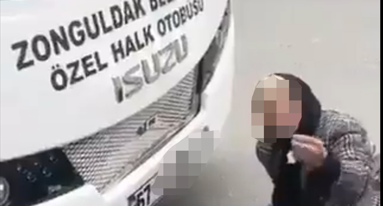 Yaşlı kadını videoya çeken ve hakaret eden 2 kişi gözaltına alındı