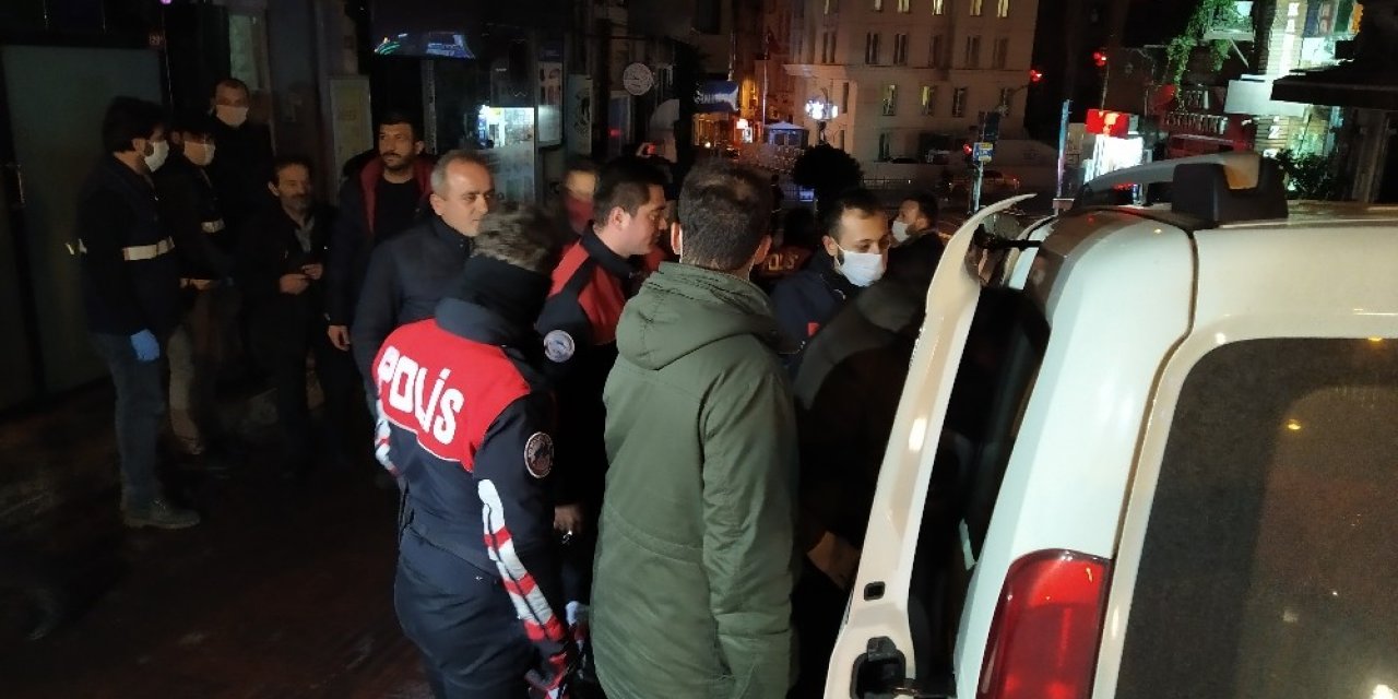 Beyoğlu’nda yasağa uymayan iki derneğe baskın: 20 gözaltı