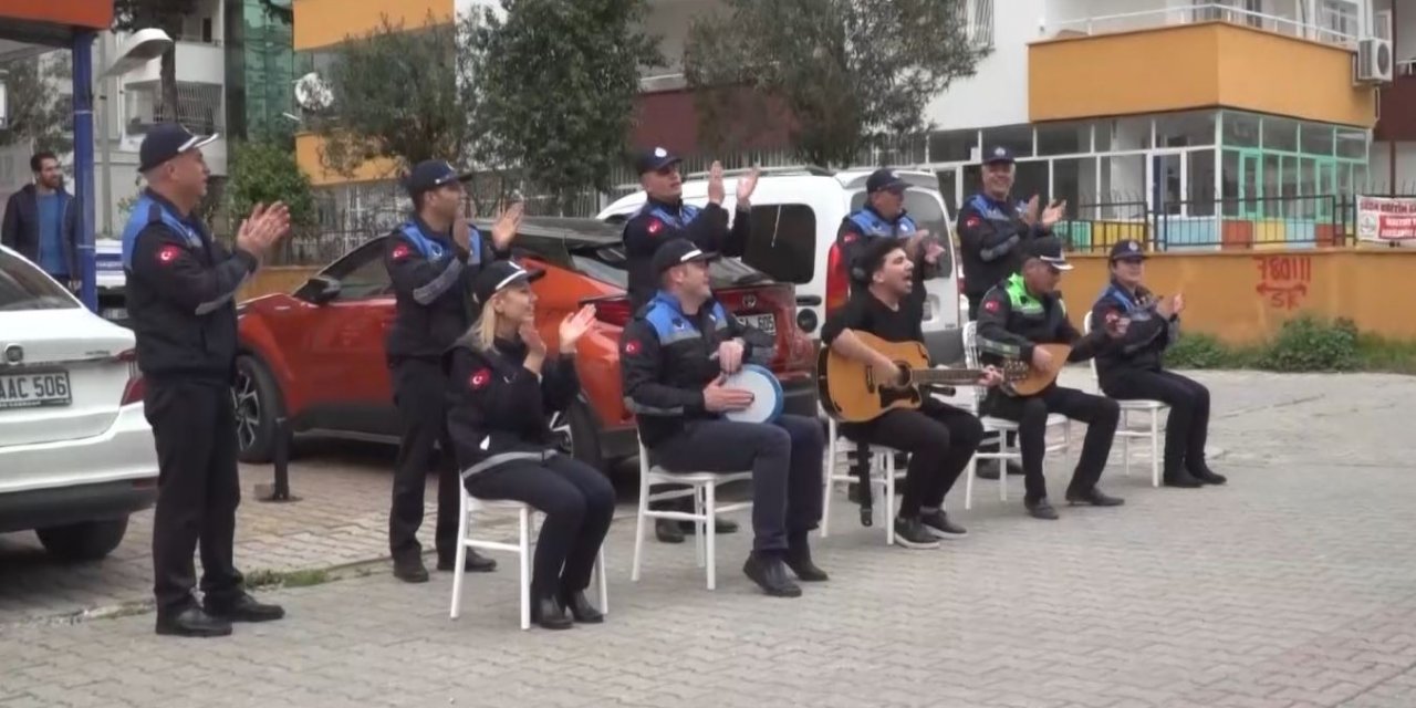 Adana'da zabıta ekipleri evinden çıkamayan vatandaşlara müzikle moral verdi