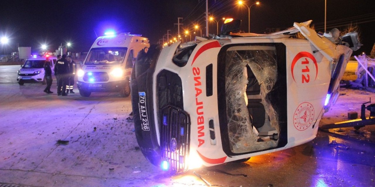 Tekeri patlayan ambulans beton bariyere çarparak fabrika bahçesine devrildi: 3 yaralı