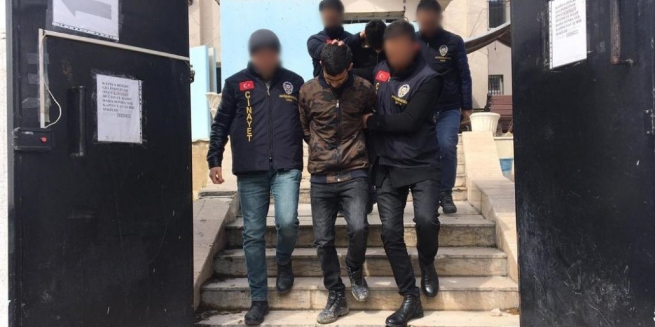 Düzensiz göçmeni gasp eden 2 kişi tutuklandı