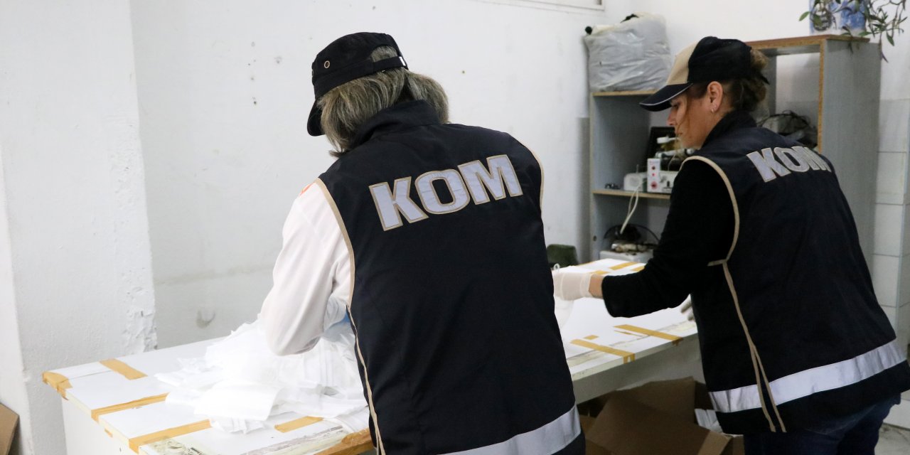 İzmir'de tıbbi standartlara uymayan 1500 maske ele geçirildi