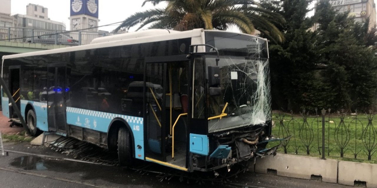 Fatih’te kontrolden çıkan otobüs tramvay yoluna girdi: Seferler durdu