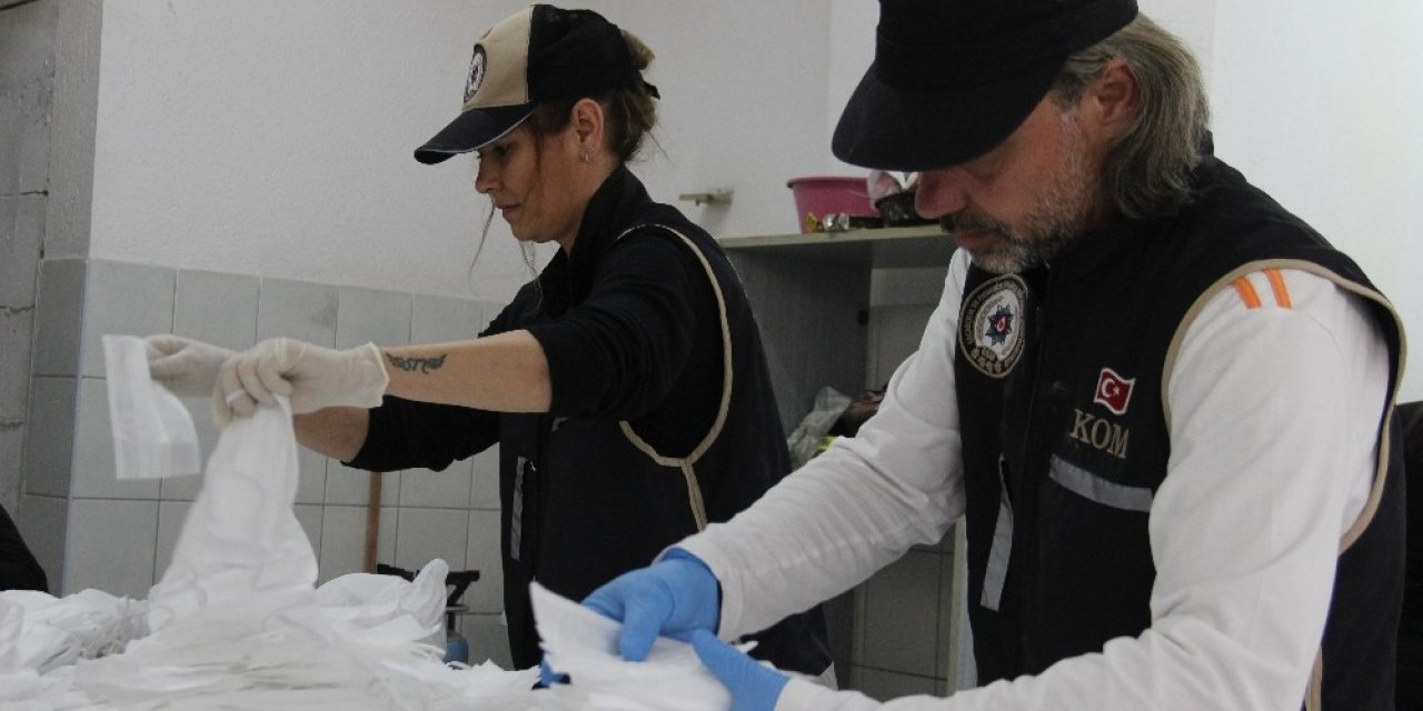 İzmir’de ’merdiven altı’ maske üreten adrese operasyon: bin 500 maske ele geçirildi