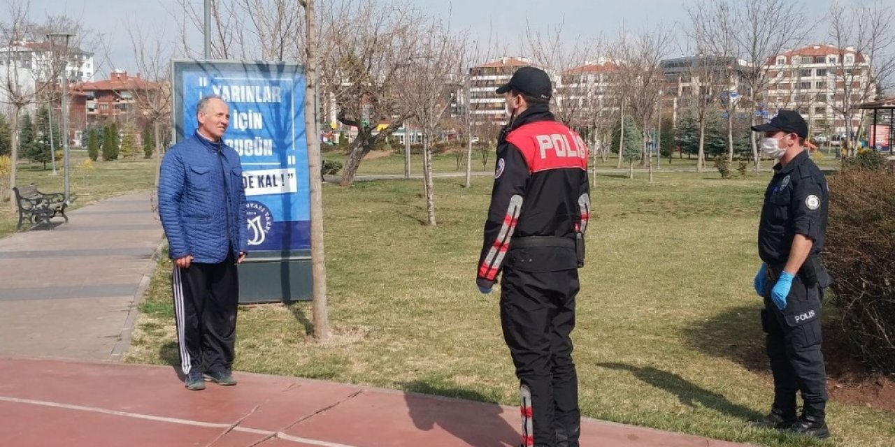Polis park ve sokakları tek tek gezerek ‘Evde kal’ çağrısı yaptı