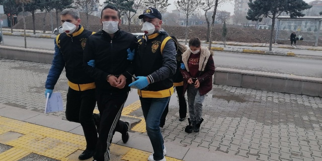 Arkadaşını pompalı tüfekle vuran genç kız ve 2 arkadaşı yakalandı