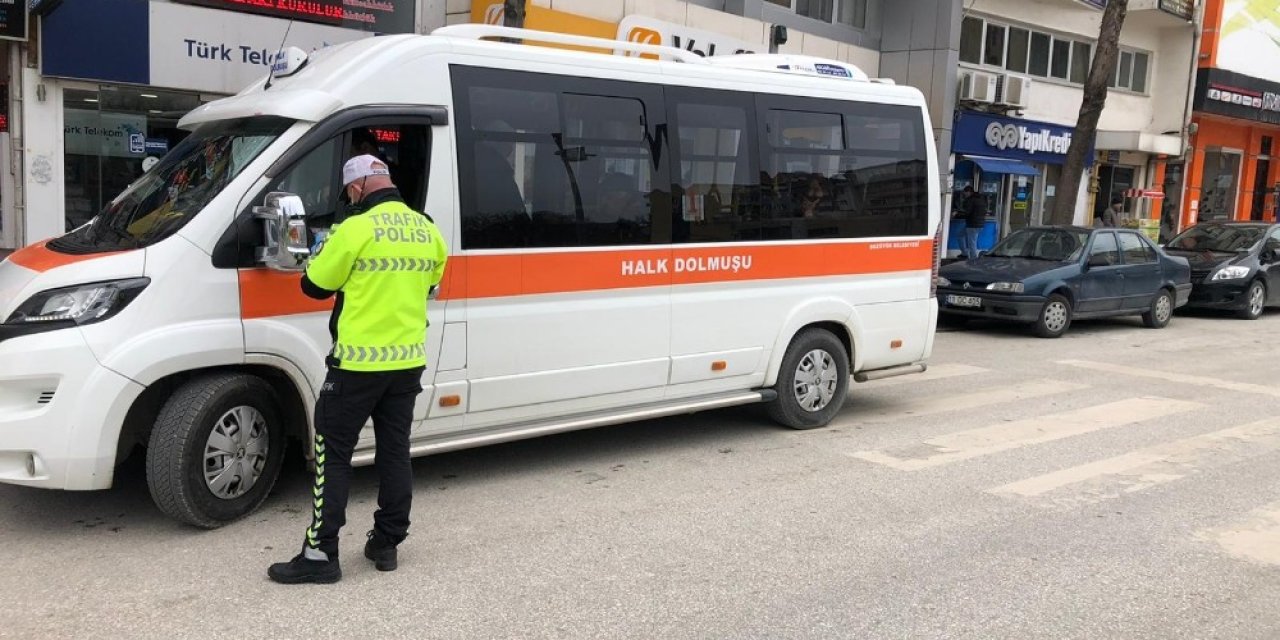 Polis ekiplerinden otobüslere Korona virüs denetimi