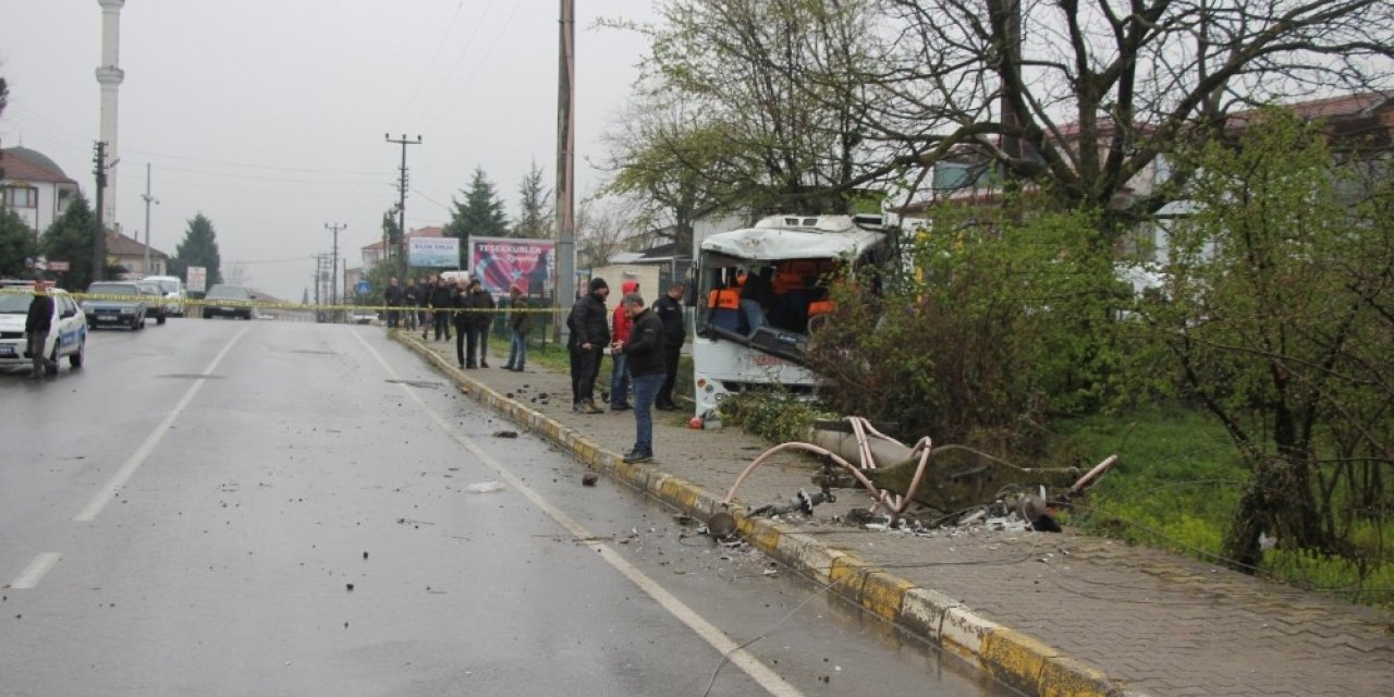 Fabrika servisi trafik kazası yaptı: 1 ölü 7 yaralı